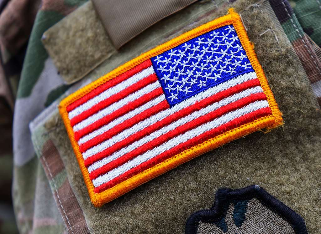 Hohenfels (Germany), 12/03/2025.- A soldier wears batch with the US flag during the Allied Spirit 25 exercise in Hohenfels, Germany, 12 March 2025. Allied Spirit 25 is a recurring exercise taking place at the 7th Army Training Command Joint Multinational Readiness Center and designed to prepare a multinational brigade in support of NATO deterrence initiatives. (Alemania) EFE/EPA/HANNIBAL HANSCHKE