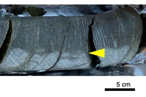 Encuentran una roca de 2.000 millones de años con microbios vivos