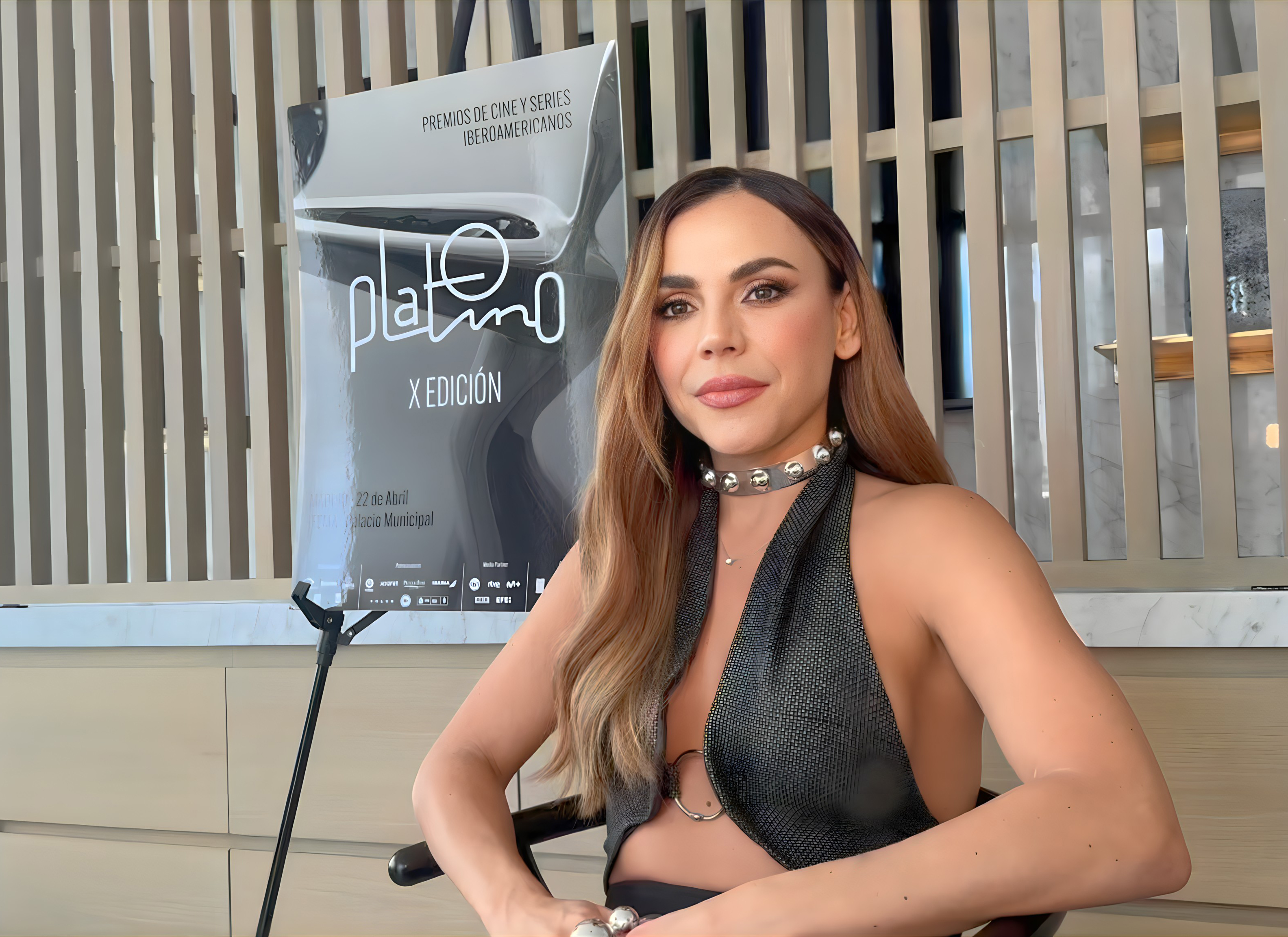 AME369. MIAMI (ESTADOS UNIDOS), 09/04/2023.- La actriz colombiana Carolina Gaitán sonríe durante una entrevista con Efe, el 5 de abril de 2023, en Miami (EE.UU). Para la artista colombiana Carolina Gaitán, reconocida en toda Iberoamérica por su trabajo en cine y televisión, regresar a la conducción en los Premios Platino y acompañada por la actriz española Paz Vega y por el polifacético artista mexicano Omar Chaparro es hacerlo “por la puerta grande”. EFE/ Alicia Civita