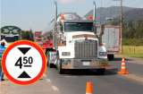 ¿Qué significa la señal de tránsito que dice “4/50” en carretera y qué pasa si no se acata?