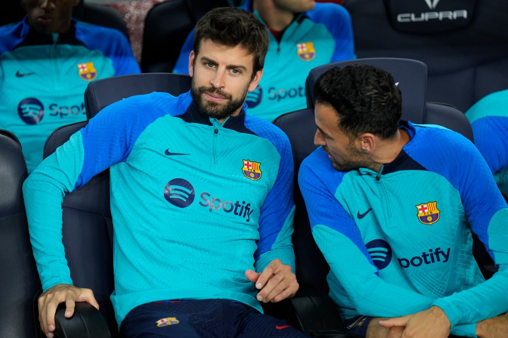BARCELONA, 20/10/2022.- Gerard Piqué y Sergio Busquets en el banquillo antes del partido de la décima jornada de Liga en Primera División que FC Barcelona y Villarreal CF disputan hoy jueves en el Camp Nou, en Barcelona. EFE/ Alejandro García