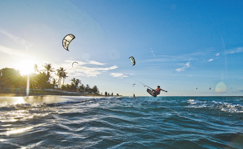 Playa Cabaret reúne durante todo el año a aprendices y aficionados de deportes como el surf, el windsurf y el kitesurf.