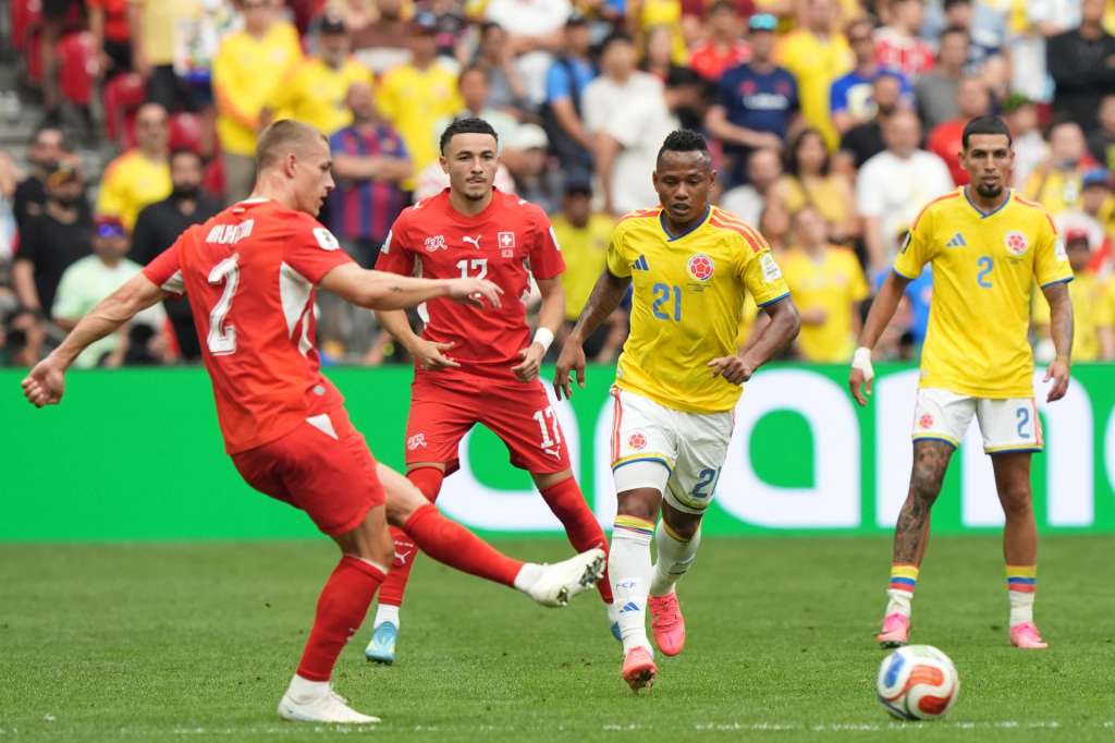AMDEP8492. VANCOUVER (CANADÁ), 07/07/2026.- Miro Muheim (i) de Suiza disputa el balón con Jaminton Campaz (c) de Colombia este martes, en un partido de los octavos de final del Mundial de la FIFA 2026 entre Suiza y Colombia en el estadio BC Place en Vancouver (Canadá). EFE/ Omar Alonso
