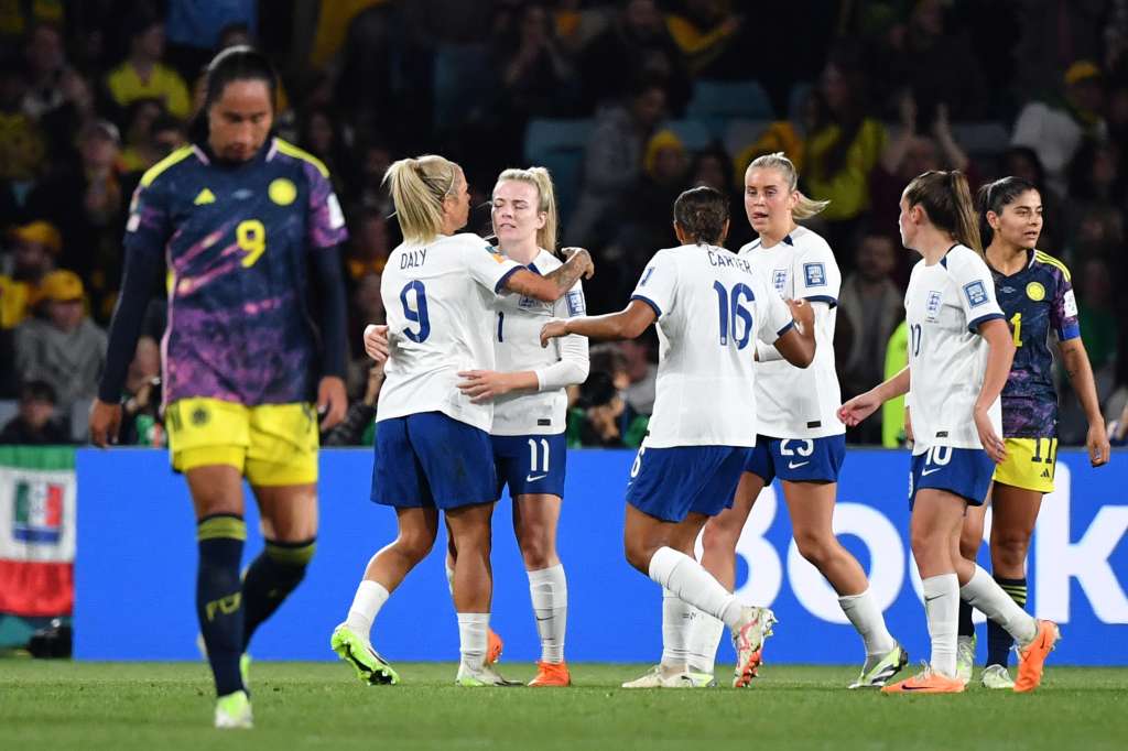 Sydney (Australia), 12/08/2023.- Lauren Hemp (3-L) of England celebrates scoring the 1-1 goal during the FIFA Women's World Cup 2023 Quarter Final soccer match between England and Colombia at Stadium Australia in Sydney, Australia, 12 August 2023. (Mundial de Fútbol) EFE/EPA/BIANCA DE MARCHI AUSTRALIA AND NEW ZEALAND OUT