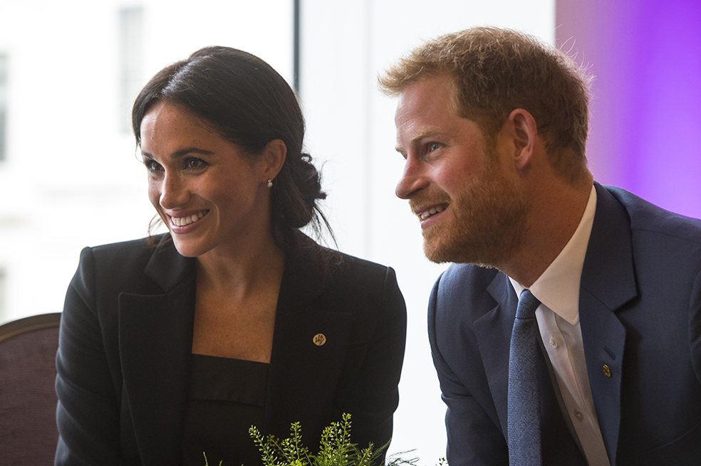 Según un nuevo libro publicado, Harry se alejó de su familia porque se sintió ´borrado´, luego que la foto de su familia no apareciera en una alocución real.