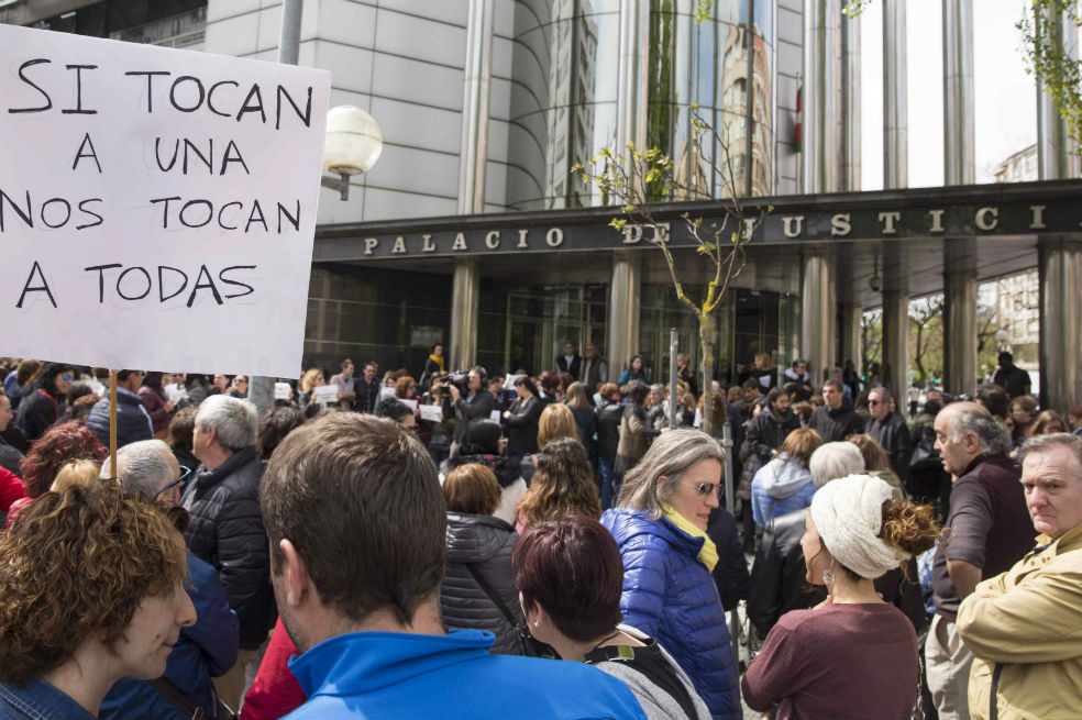 El feminismo se subleva en España por condenar a La Manada por agresión y no violación. / EFE