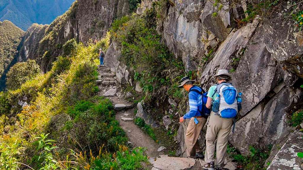 El Camino Inca es una ruta de senderismo en los Andes peruanos que combina historia y paisajes impresionantes, culminando en la majestuosa ciudadela de Machu Picchu. Este recorrido, que incluye opciones como el tramo clásico de cuatro días o alternativas como el Salkantay Trek, ofrece una experiencia única de entrada.