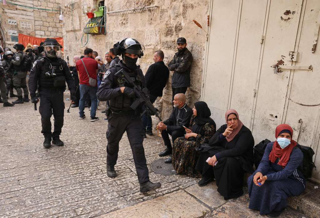 La policía fronteriza israelí patrulla frente a la Puerta de los Leones en la Ciudad Vieja de Jerusalén, mientras los palestinos esperan que se les permita ingresar al recinto de la mezquita de al-Aqsa, el 17 de abril de 2022.