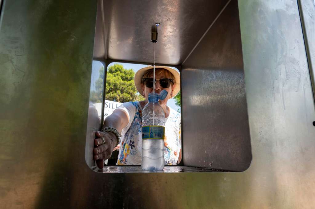FOTODELDÍA MÉRIDA, 18/06/2026.- Una mujer se refresca este jueves en Mérida. España se enfrenta a lo que podría ser la primera ola de calor de 2026 coincidiendo con la llegada del verano el domingo, los termómetros superarán 40 grados en capitales como Bilbao, Zaragoza, Lleida o Toledo y se registrarán noches tropicales en amplias zonas, e incluso tórridas, como en Almería, donde podría no bajarse de 27 grados el lunes. EFE/ Jero Morales