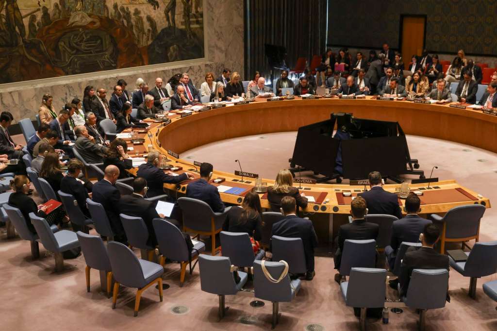 NEW YORK (United States), 29/04/2025.- Secretary-General of the United Nations Antonio Guterres (L, C) attends a Security Council meeting to discuss the conflict in the Middle East at United Nations Headquarters in New York, New York, USA, 29 April 2025. (Nueva York) EFE/EPA/SARAH YENESEL