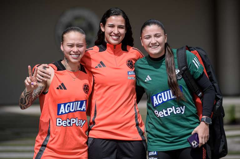 La selección femenina llega con jugadoras que brillan en ligas de élite como la española, la inglesa y la estadounidense, pero también con referentes de la liga local. Una mezcla poderosa que sueña en grande.