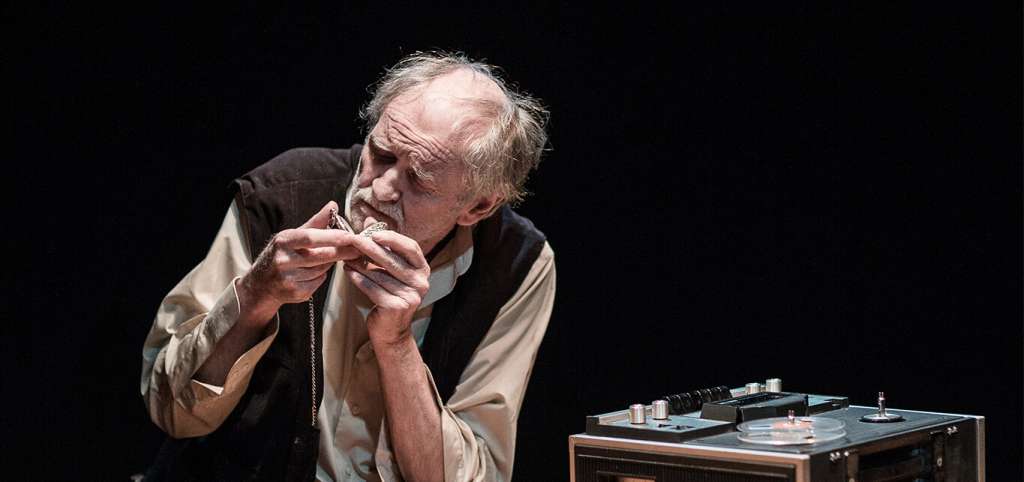 Joe Broderick durante la obra "La última cinta de Krapp", de Samuel Beckett, bajo la dirección de Camilo Carvajal en el Teatro Estudio del Teatro Mayor Julio Mario Santo Domingo, en 2021, en Bogotá.
