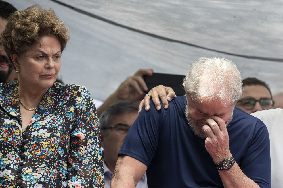 La expresidenta de Brasil Dilma Rousseff junto a Luiz Inacio Lula da Silva tras salir de la sede del sindicato metalúrgico donde el exmandatario se acuarteló el jueves para dilatar su ingreso en prisión. / EFE