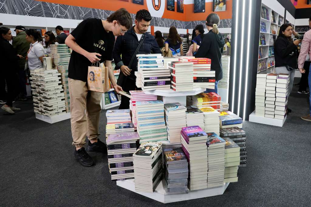 BOG400. BOGOTÁ (COLOMBIA), 19/04/2024.- Visitantes recorren este viernes los pabellones del recinto ferial Corferias, durante la XXXVI Feria Internacional del Libro de Bogotá (FilBo) en Bogotá (Colombia). EFE/Carlos Ortega