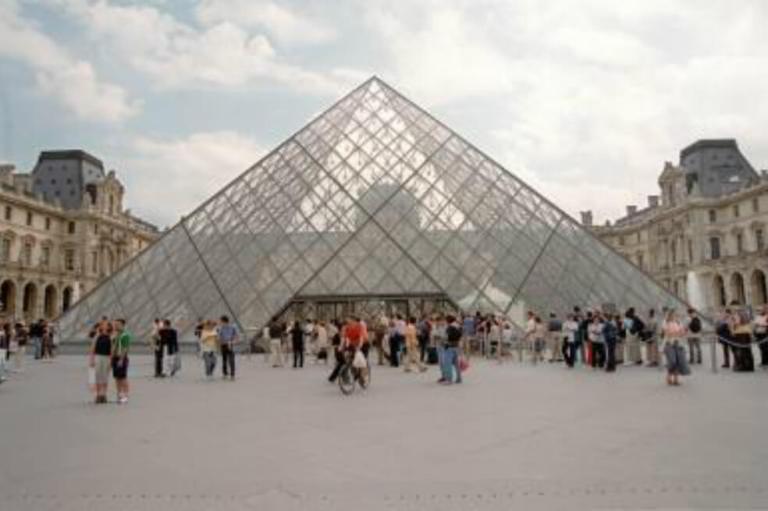 La Pirámide del Louvre llega a treintañera sin el lastre de la controversia