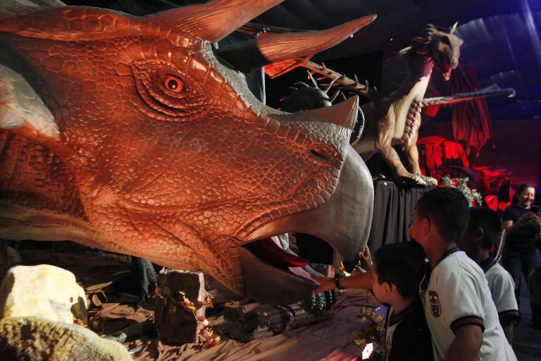 MED102. MEDELLÍN (COLOMBIA), 11/02/2023.- Niños asisten a la exhibición "Dinosaurios y Dragones fantásticos", el 10 de febrero de 2023, en Medellín (Colombia). "Dinosaurios y Dragones Fantásticos", considerado el tour animatrónico más grande de Latinoamérica, inició este sábado en Medellín un viaje prehistórico y mitológico con más de 30 figuras que simulan el aspecto y comportamiento estas criaturas. EFE/ Luis Eduardo Noriega A.