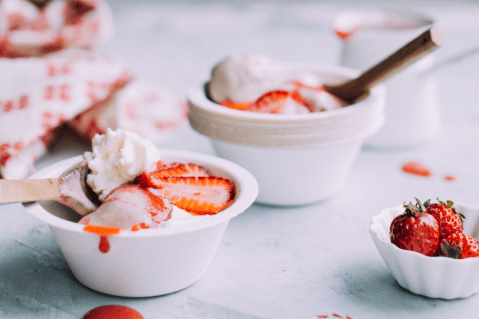 ¡Delicioso! Prepara la crema perfecta para hacer en tu casa un postre de fresas