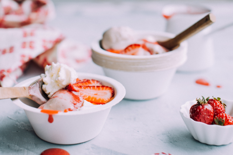 ¡Delicioso! Prepara la crema perfecta para hacer en tu casa un postre de fresas