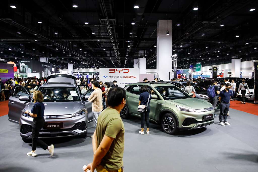 Bangkok (Thailand), 16/02/2023.- Visitors look at BYD ATTO 3 electric cars on display at the EV Station on the first day of the Bangkok EV Expo 2023, inside the Queen Sirikit National Convention Center in Bangkok, Thailand, 16 February 2023. The Bangkok EV Expo 2023 showcases electric vehicles as well as electric vehicle technologies with a focus on renewable energies, running from 16 to 19 February 2023. (Tailandia) EFE/EPA/DIEGO AZUBEL