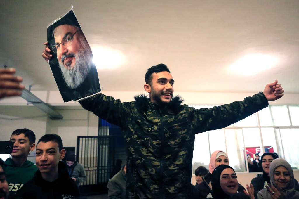 Sidon (Lebanon), 26/11/2024.- A Lebanese displaced person holds a portrait of late Hezbollah leader Hassan Nasrallah while celebrating following a ceasefire announcement at a local school in the southern city of Sidon, Lebanon, 26 November 2024. Israel's security cabinet on 26 November approved a ceasefire agreement between Israel and the Lebanese group Hezbollah, Israeli Prime Minister Benjamin Netanyahu said. According to the Lebanese Ministry of Health, more than 3,700 people have been killed and more than 15,600 others injured in Lebanon since the escalation in hostilities between Israel and Hezbollah. (Líbano, Hizbulá/Hezbolá) EFE/EPA/STR