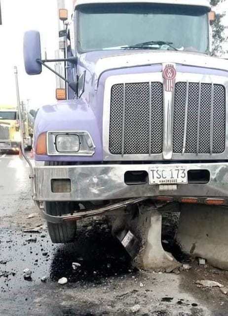Vuelve y juega: tractocamión chocó contra separador del bicicarril de la Calle 13
