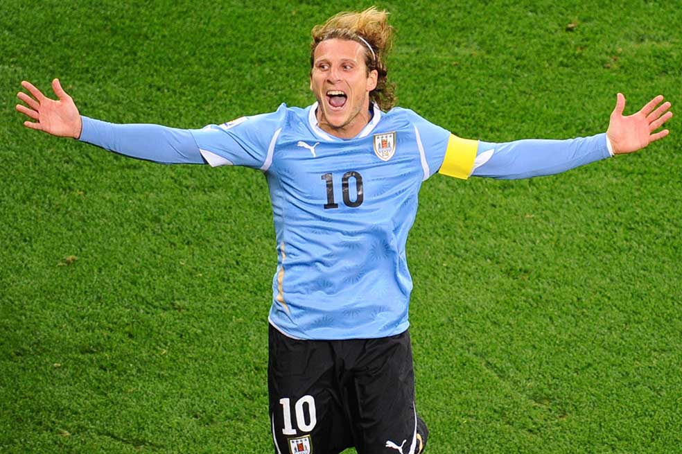 Diego Forlán jugó tres mundiales y tres Copas América con la selección de su país. En Sudáfrica 2010 fue elegido como el mejor jugador del torneo. / AFP