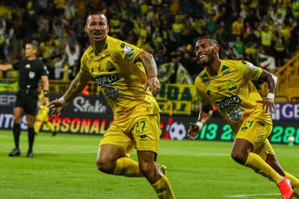 Luciano Pons (izq.), con un gol y una asistencia, fue la figura del partido en que Bucaramanga venció 2-0 a Fortaleza.