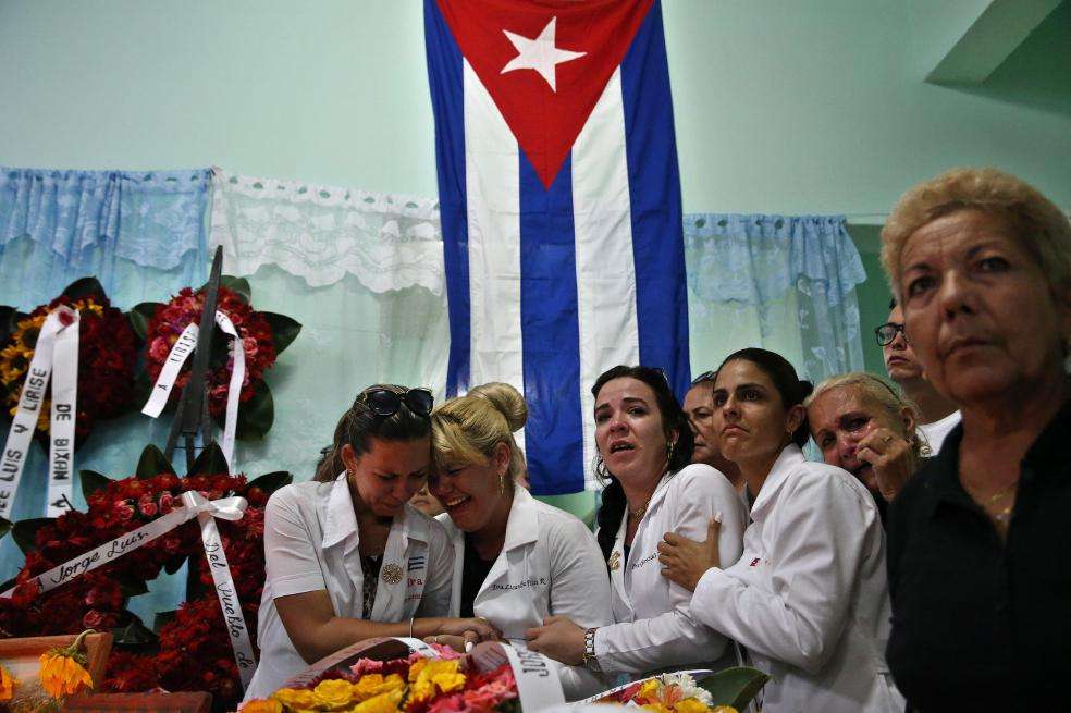 Familiares y amigos despiden a una de las víctimas del siniestro. / Efe