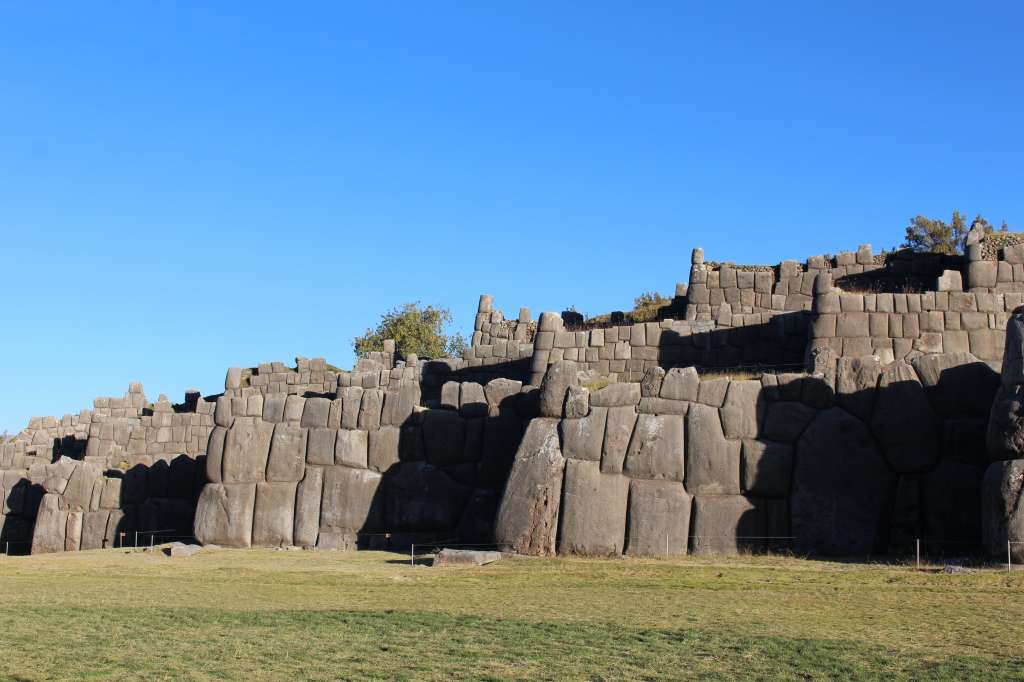 AME3724. CUZCO (PERÚ), 24/01/2025.- Fotografía del 2 de junio de 2023 del templo Sacsayhuamán en la ciudad de Cuzco (Perú). Una pareja de arqueólogos peruanos ha descubierto una posible red de pasajes subterráneos que comunicaban templos y construcciones incas en Cuzco, antigua capital del imperio del Tahuantinsuyo, informaron fuentes oficiales. EFE/ Paula Bayarte