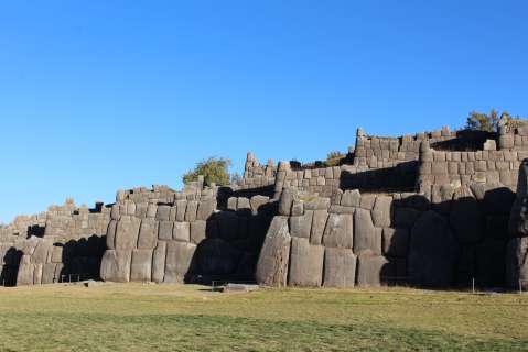 Descubren en Perú edificio piramidal relacionado con civilización más antigua de América