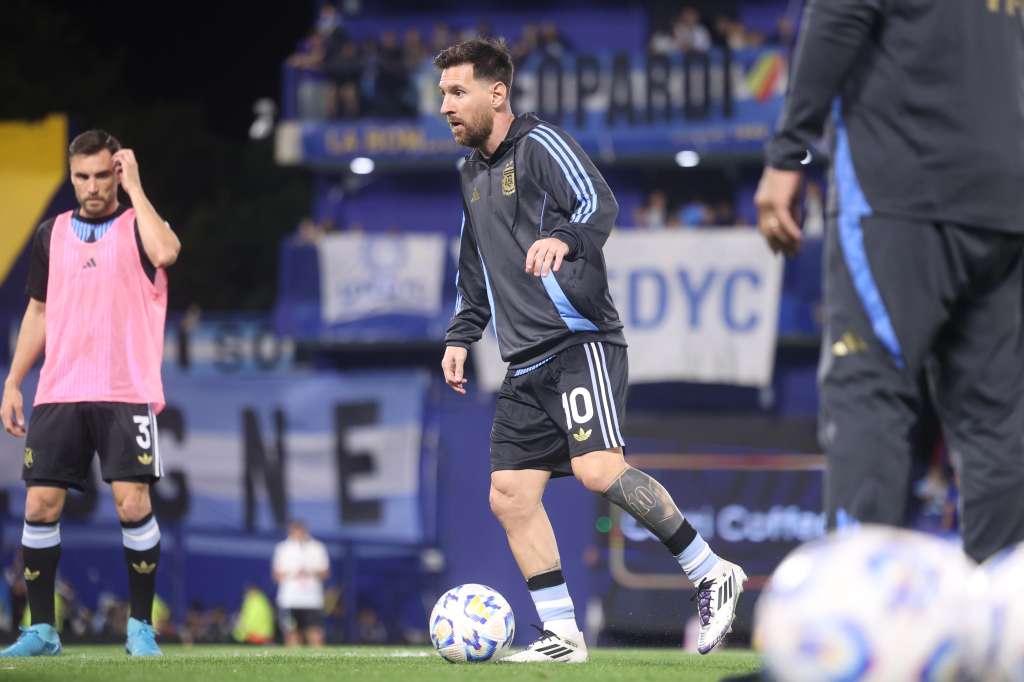 AMDEP423. BUENOS AIRES (ARGENTINA), 19/11/2024.- Lionel Messi de Argentina patea un balón este martes, previo a un partido de las eliminatorias sudamericanas para el Mundial de 2026 entre Argentina y Perú en el estadio La Bombonera en Buenos Aires (Argentina). EFE/ Juan Ignacio Roncoroni