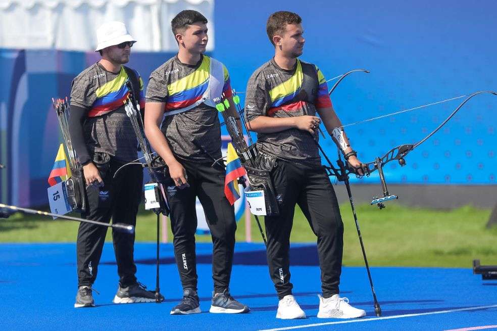 El equipo colombiano de tiro con arco, compuesto por Santiago Arcila (izq.), Andrés Hernández y Jorge Enríquez (der.).