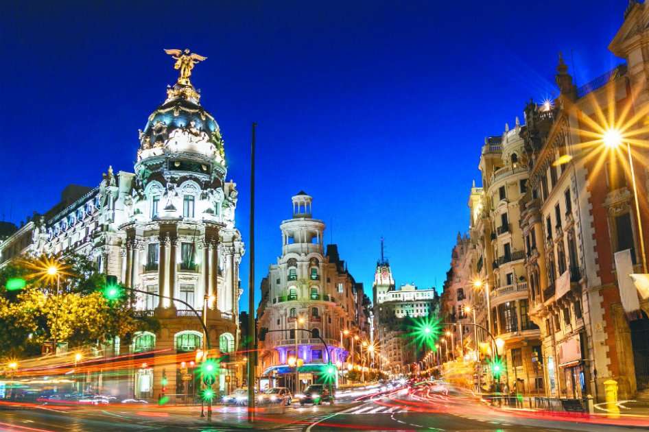 La Gran Vía es una de las principales calles de Madrid y la postal favorita de los turistas. Comienza en la calle de Alcalá y termina en la plaza de España. / iStock.