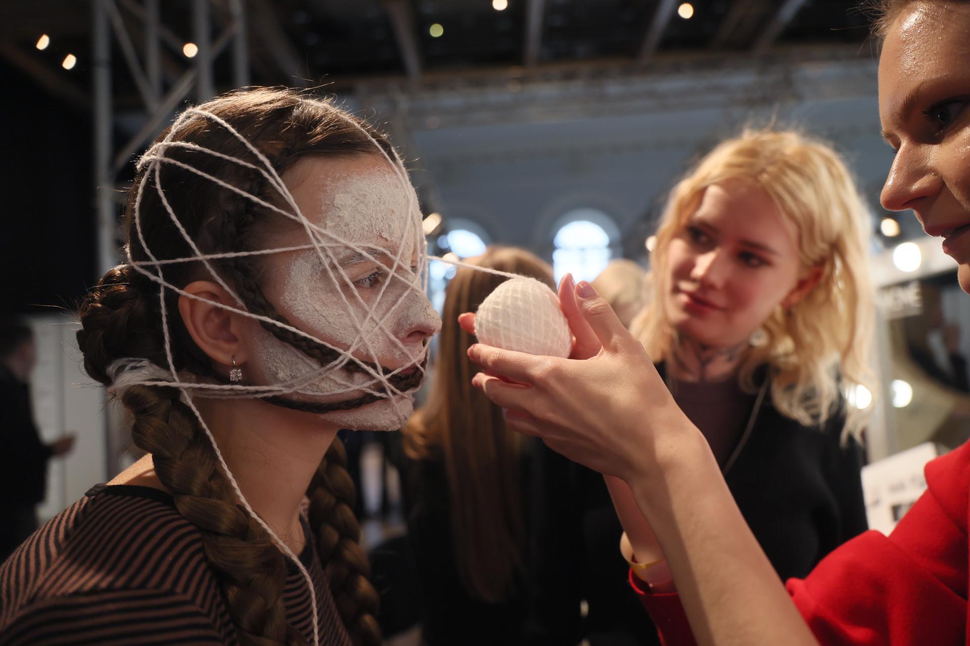 MOSCOW (Russian Federation), 18/03/2026.- A model prepares backstage for a fashion show during the Moscow Fashion Week at the Central Exhibition Hall in Moscow, Russia, 18 March 2026. The Moscow Fashion Week runs from 14 to 19 March. (Moda, Rusia, Moscú) EFE/EPA/MAXIM SHIPENKOV