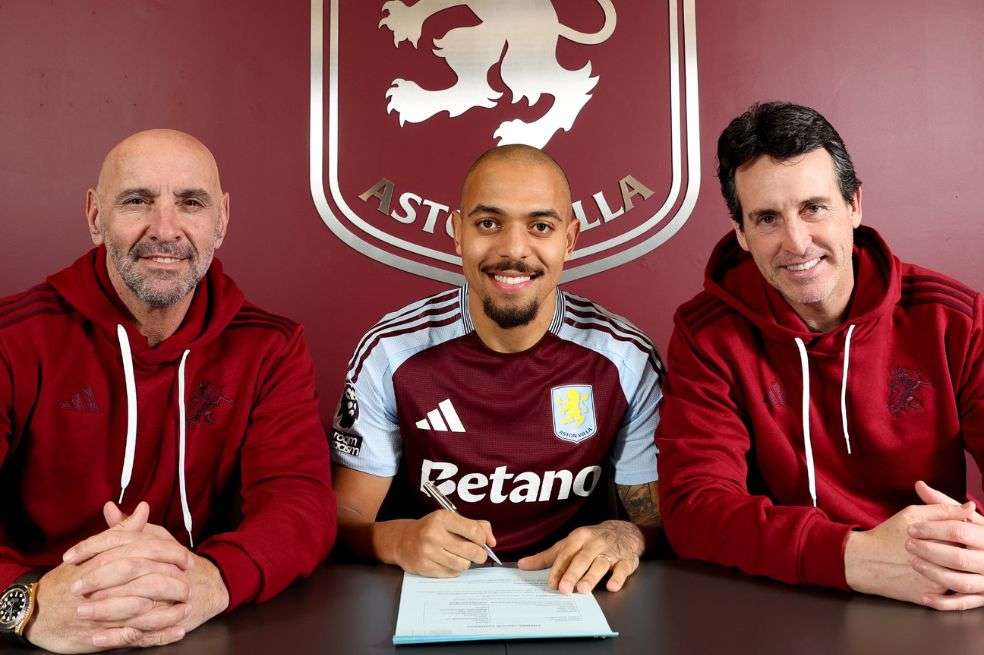Ramón 'Monchi' Rodríguez (izq.), director deportivo de Aston Villa; Donyell Malen (centro), delantero neerlandés y Unai Emery, director técnico.