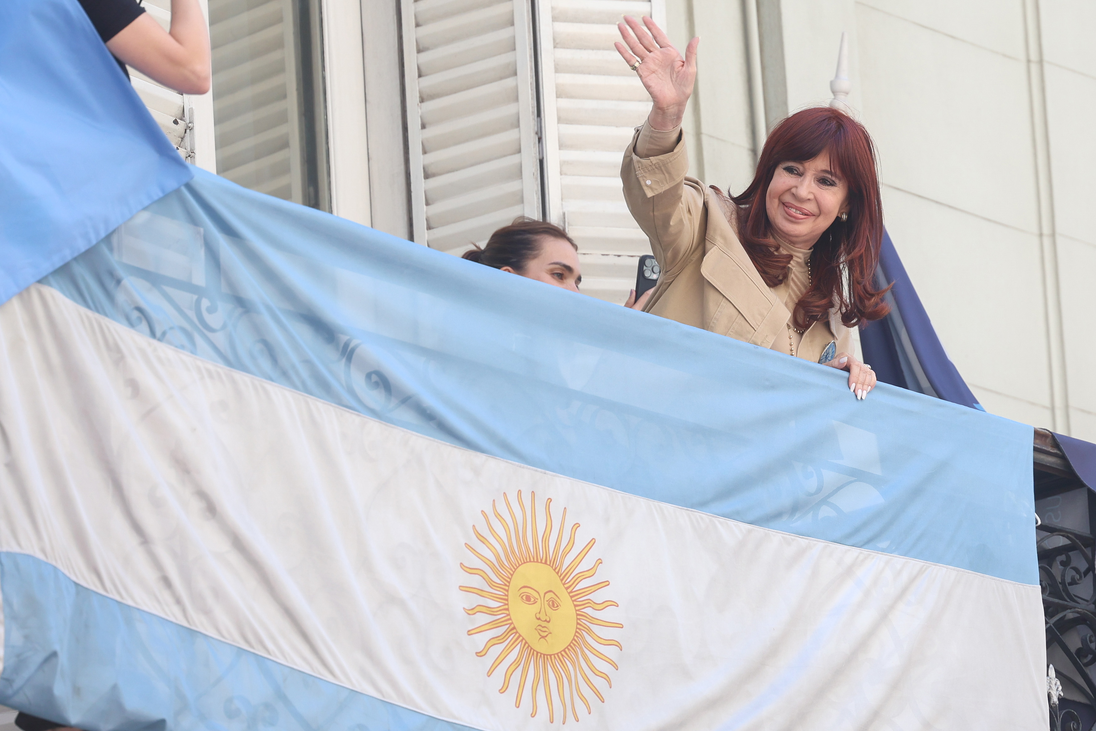 AME6771. BUENOS AIRES (ARGENTINA), 13/11/2024.- La expresidenta argentina Cristina Fernández (2007 - 2015) saluda a sus seguidores desde un balcón del Instituto Patria este miércoles, en Buenos Aires (Argentina). Fernández dijo que la decisión de la Cámara Federal de Casación Penal de ratificar su condena en un caso por irregularidades en obras viales es un castigo "por ser mujer". EFE/ Juan Ignacio Roncoroni