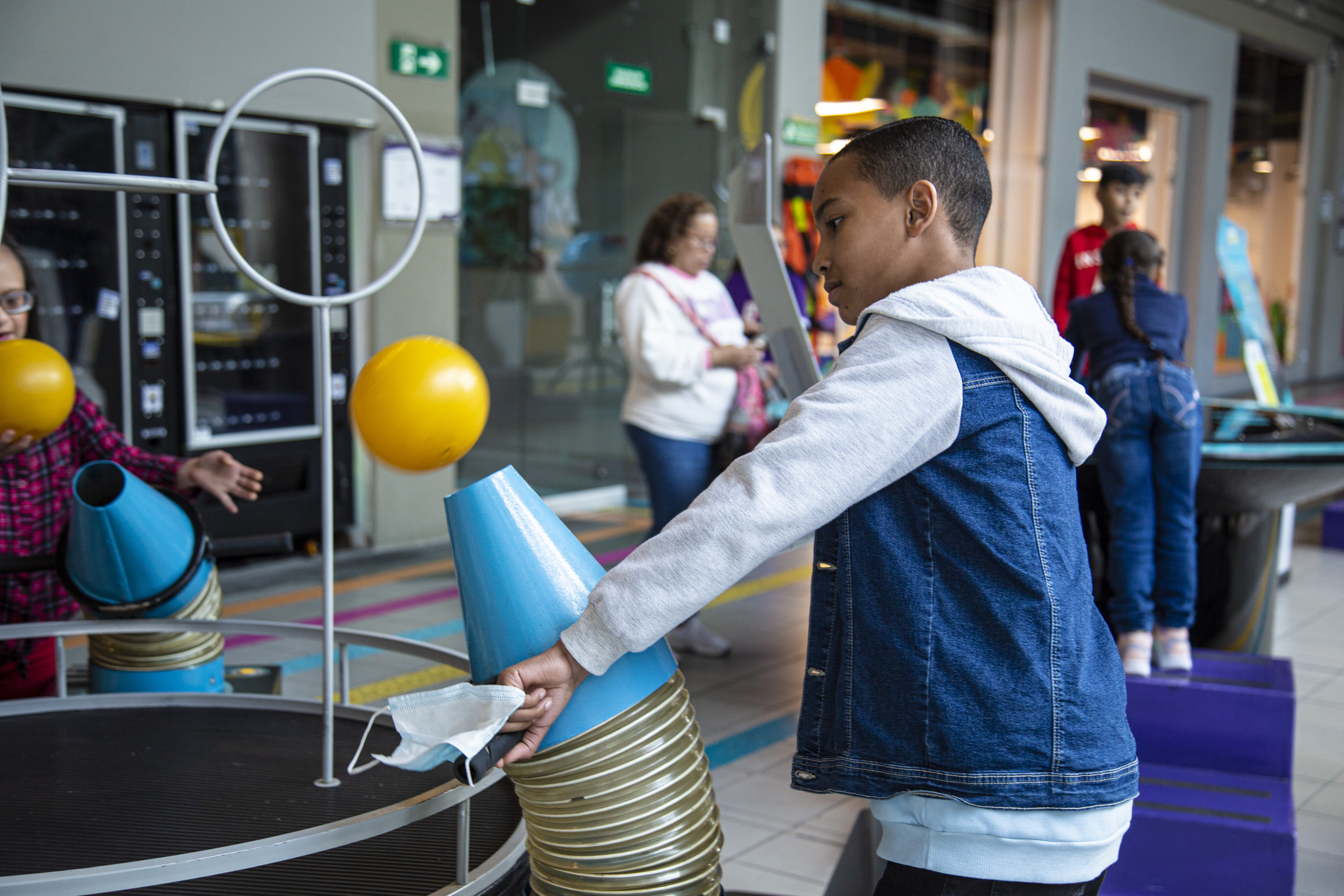 En Maloka, la ciencia se vive a través de la experiencia. Sus laboratorios están diseñados para que niños, niñas y jóvenes exploren el mundo mediante la observación, la creación y la experimentación.