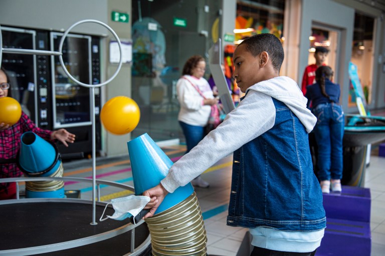 Vacaciones en Maloka: ciencia, juego y exploración sin salir de Bogotá