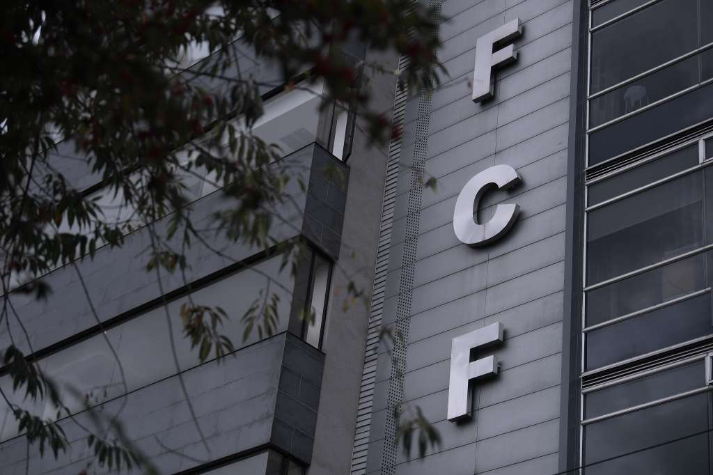 Varios aficionados al fútbol protestaron de forma pacífica frente a la sede de la Federación Colombiana de Fútbol (FCF), para rechazar la realización de la Copa América en Colombia tras la situación actual de violencia que atraviesa el país.