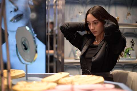 ¿Cómo combinar joyería dorada y plateada? Así funciona la regla 70/30