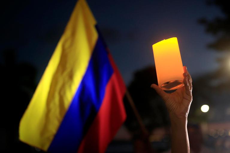AME6424. CIUDAD DE PANAMÁ (PANAMÁ), 06/12/2025.- Una persona sostiene una vela durante la marcha "por la paz y la libertad" en Venezuela este sábado, en Ciudad de Panamá (Panamá). Decenas de venezolanos se sumaron en Panamá a las marchas globales "por la paz y la libertad" en Venezuela convocadas el jueves por la líder opositora y exdiputada del país sudamericano María Corina Machado. EFE/ Bienvenido Velasco