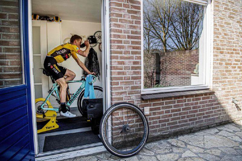 Solo en Alemania y Estados Unidos algunos ciclistas están saliendo a rodar. En el resto de países, todo el trabajo se hace en casa. / AFP