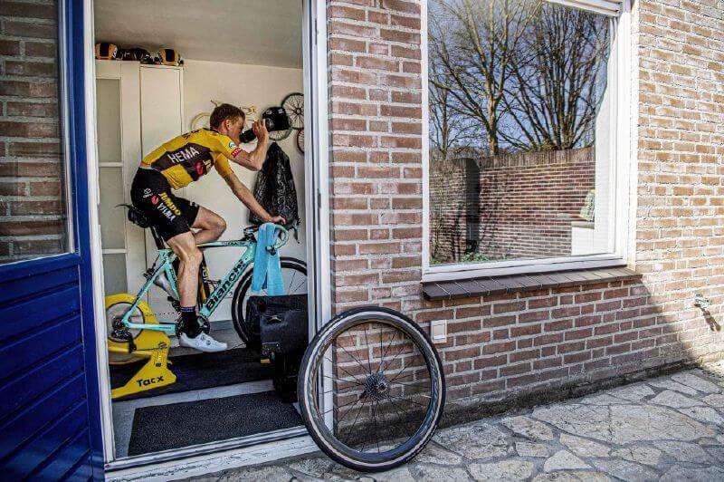 Solo en Alemania y Estados Unidos algunos ciclistas están saliendo a rodar. En el resto de países, todo el trabajo se hace en casa. / AFP