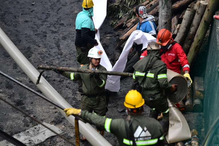 De acuerdo con el capitán de los bomberos, cinco minas de esta zona están conectadas, por lo que "hubo una reacción en cadena. Se genera la explosión de una mina y posteriormente las otras cuatro”, señaló Farfán.