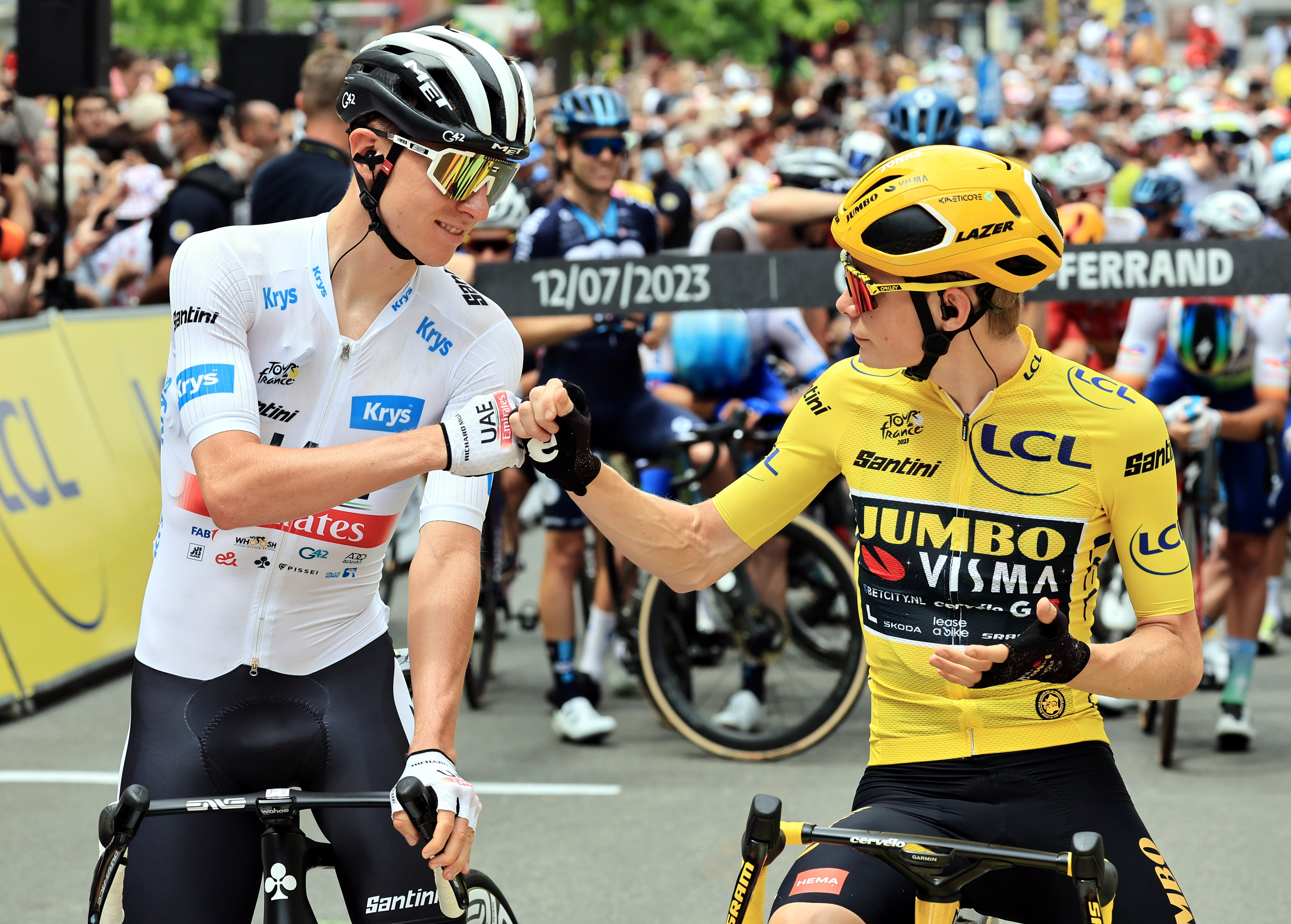 Clermont-ferrand (France), 12/07/2023.- White Jersey best young rider Slovenian Tadej Pogacar (L) of team UAE Team Emirates and Yellow Jersey overall leader Danish rider Jonas Vingegaard of team Jumbo-Visma react at the start of the 11th stage of the Tour de France 2023, a 180 km race from Clermont-Ferrand to Moulins, France, 12 July 2023. (Ciclismo, Francia, Eslovenia) EFE/EPA/CHRISTOPHE PETIT TESSON