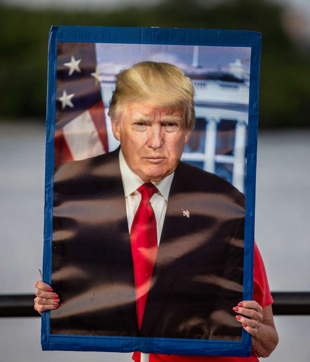 Palm Beach (United States), 15/11/2022.- Supporters of former US President Donald Trump stand outside the Mar-a-Lago Club where Trump will make an announcement in Palm Beach, Florida, USA, 15 November 2022. Trump is expected to announce his third run at the presidency in the 2024 election. (Elecciones, Estados Unidos) EFE/EPA/CRISTOBAL HERRERA-ULASHKEVICH