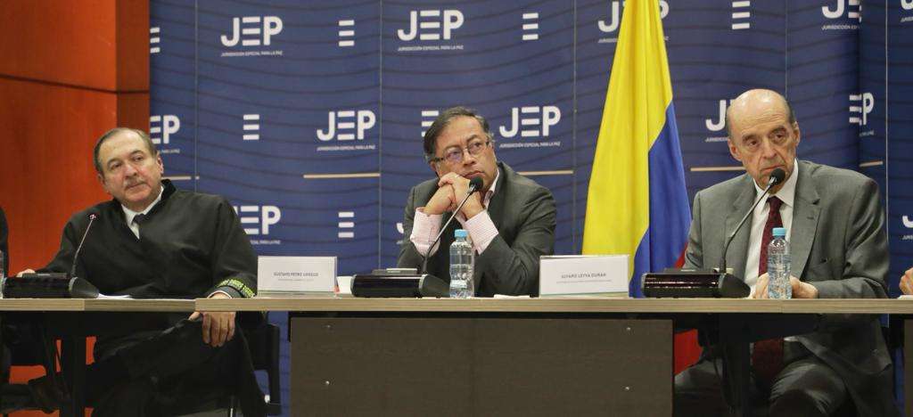 El presidente electo asistió en compañía del canciller Álvaro Leyva y del comisionado de paz, Danilo Rueda.