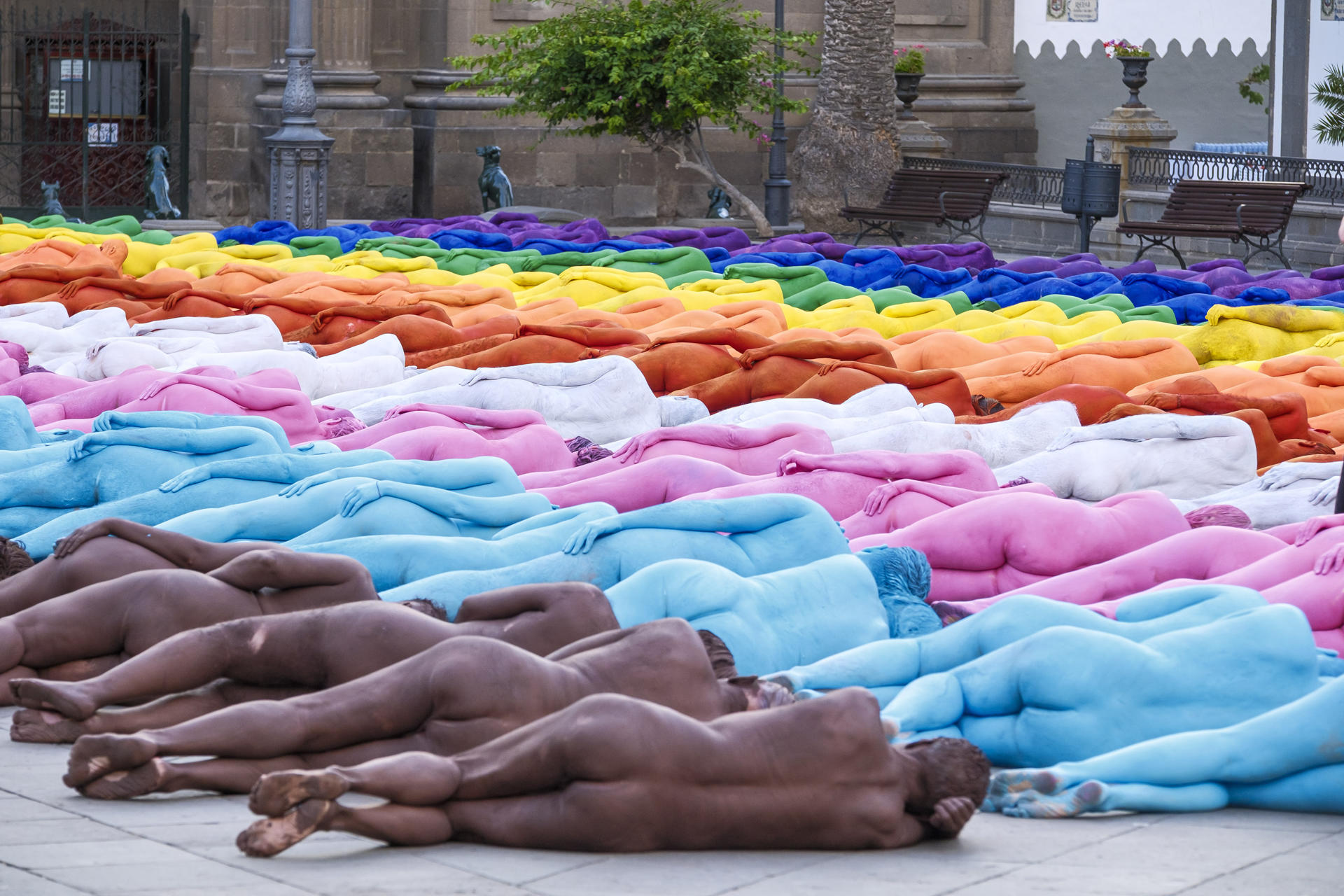 FOTODELDÍA LAS PALMAS DE GRAN CANARIA. 26/07/2026.- El artista neoyorquino Spencer Tunick rinde homenaje a la comunidad LGTBI en el centro histórico de Las Palmas de Gran Canaria con la instalación 'Gran Spectrum', en la que plasmó los colores de la bandera arcoiris en uno de sus clásicos desnudos colectivos. EFE/Ángel Medina G.
