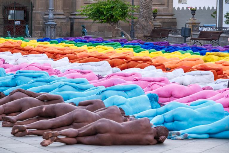 Spencer Tunick reúne 500 cuerpos para crear una escultura sobre la diversidad LGTBIQ+
