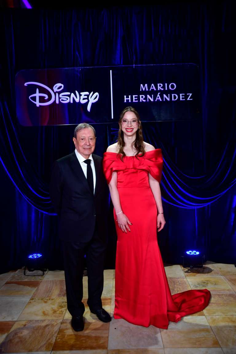 Mario Hernández y Disney lanzaron su colaboración en una gala que se llevó a cabo el 20 de noviembre en el Metropolitan Club de Bogotá. Los invitados, que pasaron por una alfombra azul al llegar, vivieron una experiencia envolvente que los transportó a los distintos universos creativos de cada una de las cápsulas: sueños, amor, magia y aventura.
